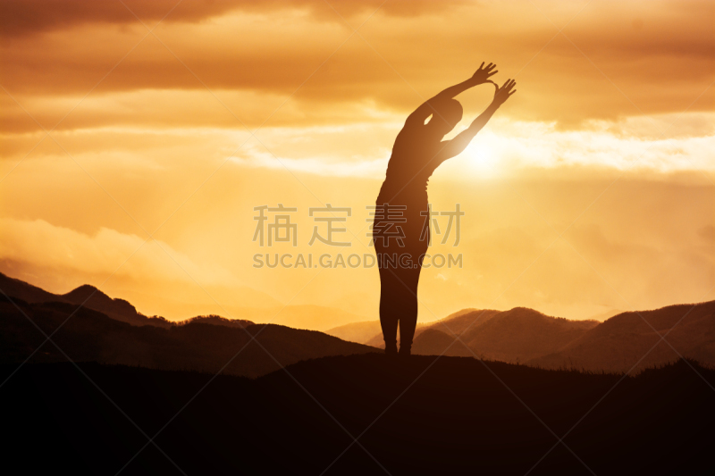 青年女人,瑜伽,天空,早晨,夏天,仅成年人,自由,青年人,运动,光
