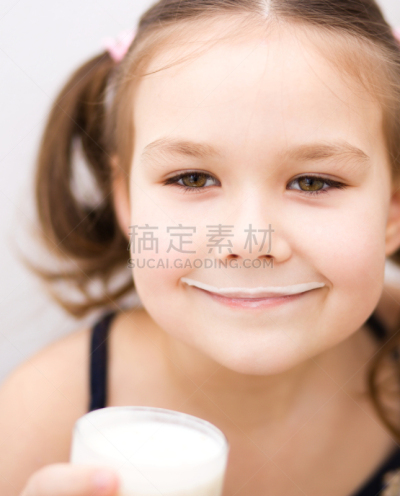 牛奶瓶,女孩,玻璃杯,垂直画幅,学龄儿童,斯图尔特杨,小的,可爱的,棕色头发,膳食