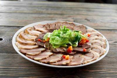 切片食物,塞满了的,肉,特写,盘子,白色,坚果,开胃品,生姜,小牛肉