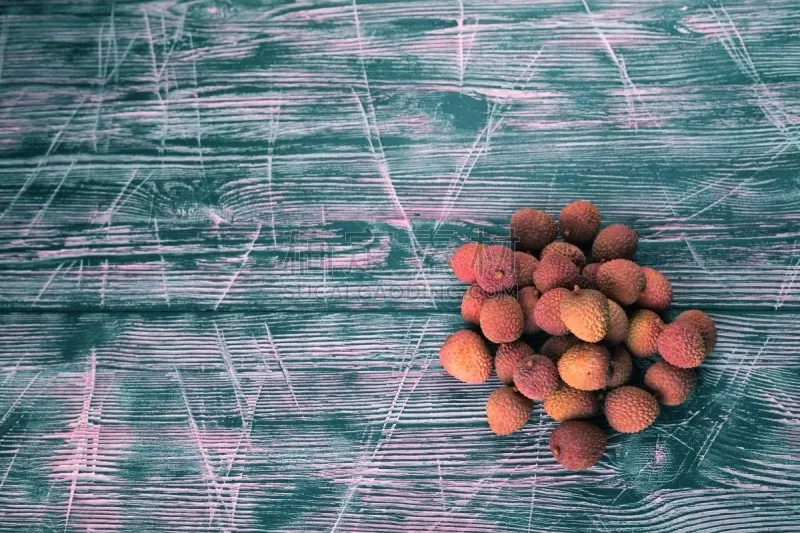 荔枝 木制 粉色 黑色 背景 水蛭吸血 月季 韩国泡菜 多汁的 果皮图片素材下载 稿定素材