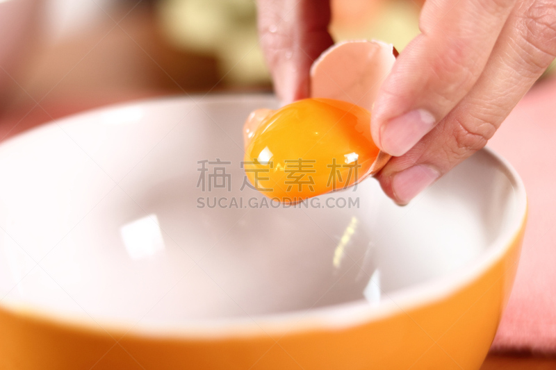 蛋黄,蛋黄酱,木匙,白色,蛋清分离器,水平画幅,白人,特写,男性,部分