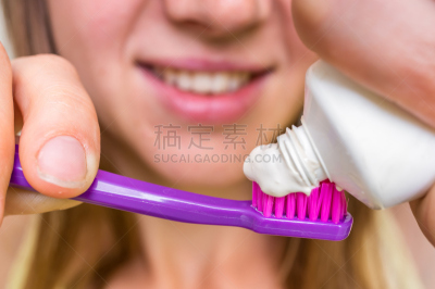 早晨,女人,牙刷,人的牙齿,牙间隙牙刷,牙线,牙膏,口腔,人的嘴,口腔卫生