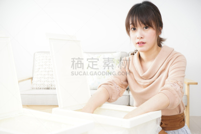 青年女人,沙旋,堆肥,罐子,垃圾桶,环境净化,可持续生活方式,室内植物,生物学