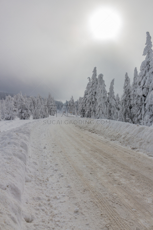 Auf dem Weg durch die schöne Winterlandschaft im Harz