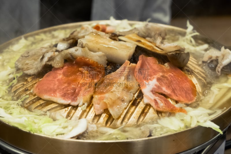 烧肉,生食,牛肉,日本,切片食物,烤肉架,寿喜烧,芝麻,自助餐,餐具