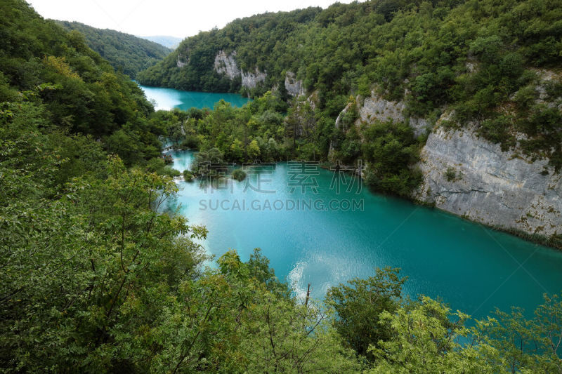 生石灰,翡翠绿宝石,塞尔维亚黑山,水,天空,美,水平画幅,枝繁叶茂,瀑布,旅行者