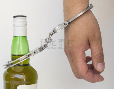 手铐,含酒精饮料,瓶子,手,酗酒,暴食症,匿名戒毒会,乙醇,仅一个中年男人,30到39岁
