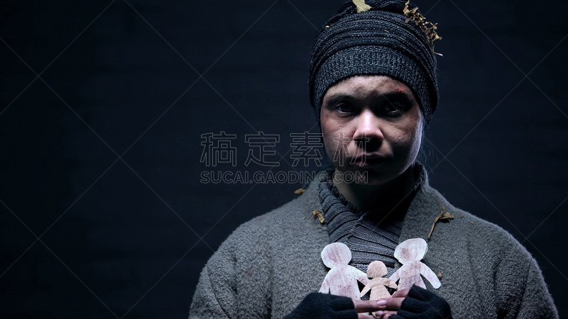 青少年,家庭,纸,瘀伤,无家可归者,拿着,暴力,相机,看,住宅内部