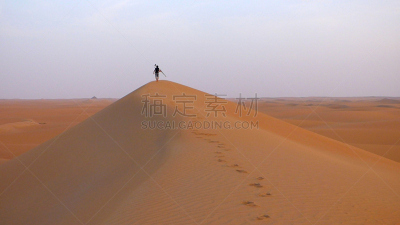 摄影师,寂寞,沙漠,水,天空,沙子,夏天,干的,仅成年人,石头