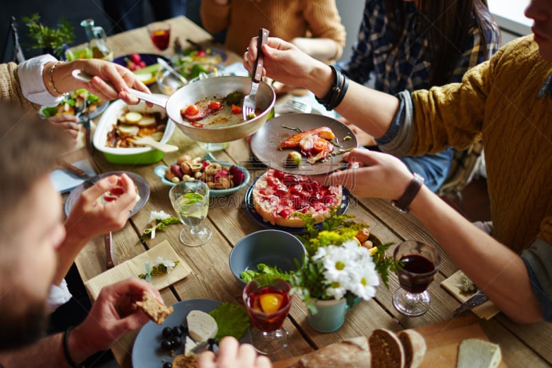 晚餐,家庭,水平画幅,家庭生活,膳食,饮料,男性,肉,友谊,社交聚会