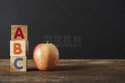 苹果,积木,桌子,木制,字母表次序,听话的学生,成绩单,教师,学校操场,小学生