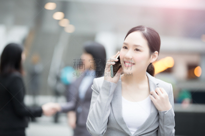 女商人,社交网络电影标题,电话机,经理,都市风景,建筑业,技术,计算机,细胞,商务