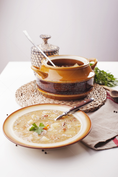 波兰,蔬菜大麦汤,垂直画幅,胡椒,炖牛肉,乡村风格,面包,白色,晚餐