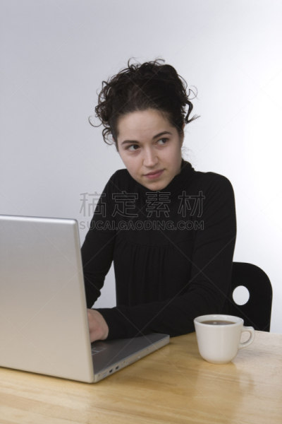 决心,女人,垂直画幅,笔记本电脑,咖啡,技术,计算机,公司企业,成年的,商务