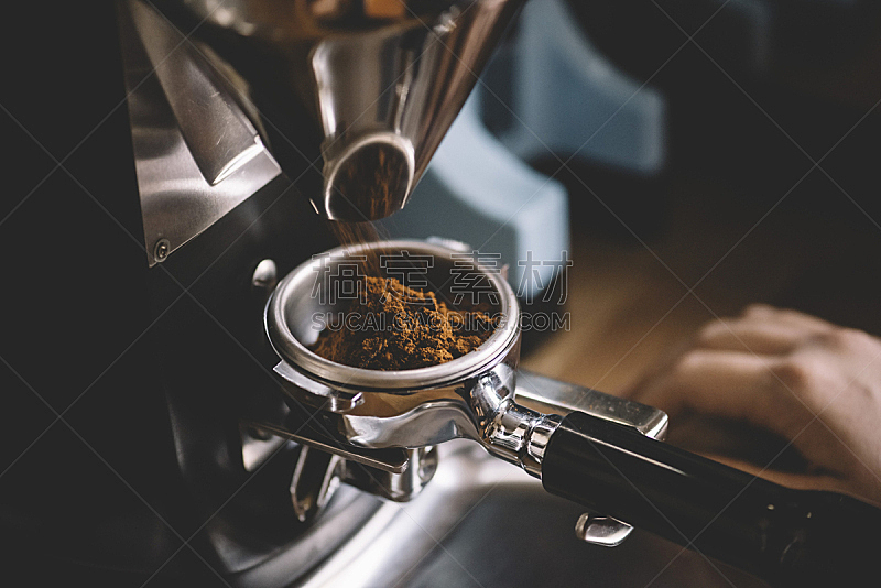 磨咖啡机,咖啡豆,咖啡豆焙炒器,浓咖啡,咖啡店,卡布奇诺咖啡,机器,咖啡馆,大特写,咖啡
