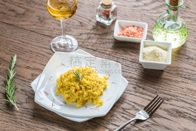 藏红花,意大利调味饭,米兰式食物,配方,奶油,白色,意大利食品,瓶子,晚餐