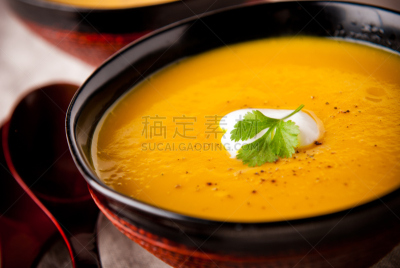 白脱奶特瓜,南瓜汤,选择对焦,漆的,水平画幅,南瓜,木匙,膳食,特写,芫荽叶