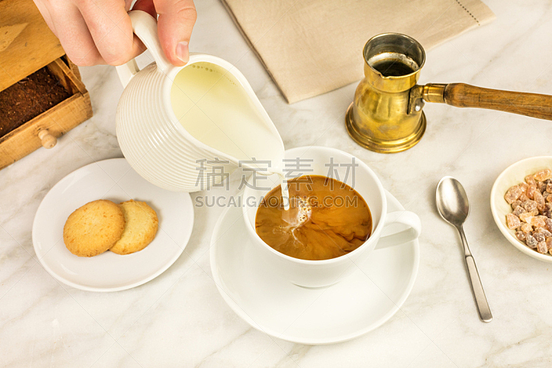 牛奶,咖啡杯,丹麦酥皮饼,巧克力糖皮,牛奶泡沫,玛琪雅朵咖啡,拿铁咖啡,泡沫饮料,留白,倒