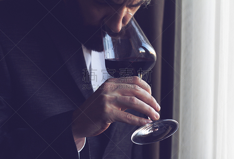男人,玻璃杯,红葡萄酒,葡萄酒,正面视角,休闲活动,芳香的,智慧,古典式,含酒精饮料