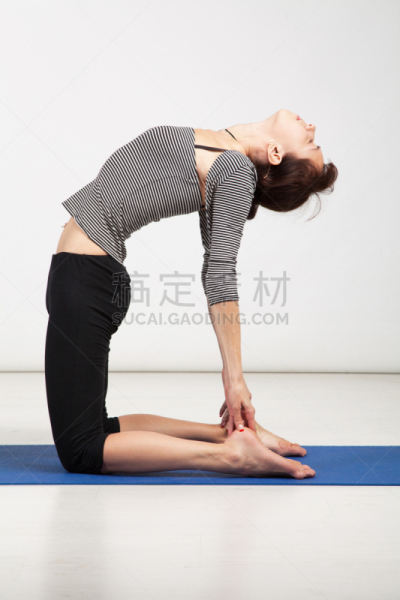 瑜伽,青年女人,垂直画幅,美,席子,休闲活动,美人,健康,白人,运动员