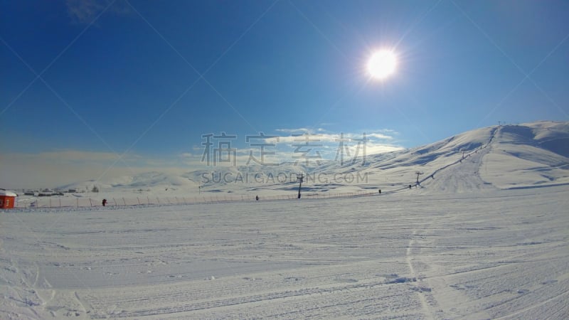 雪,冬天,太阳,滑雪雪橇,天空,休闲活动,滑雪坡,安全帽,运动头盔,青年人