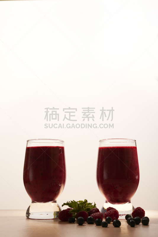 两个物体,桌子,水果,垂直画幅,红色,无人,维生素,小吃,特写,美味