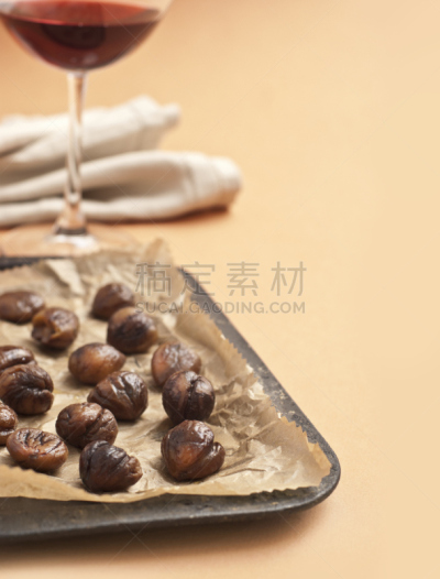 炒栗子,垂直画幅,葡萄酒,纺织品,无人,含酒精饮料,烤的,葡萄酒杯,羊皮纸,摄影