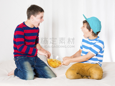 男孩,两个人,水平画幅,白人,兄弟姐妹,男性,兄弟,卧室,童年,情感
