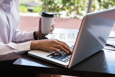 一次性杯子,青年人,女人,图表,笔记本电脑,户外,市场营销,女商人,一次性物品,金融