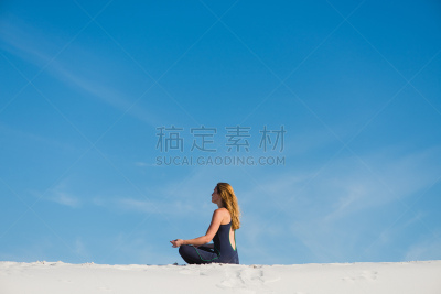 沙漠,女人,沙丘,背面视角,活力,运动,盘着腿坐,莲花坐式,肖像,平衡