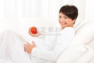 女人,幸福,苹果,水平画幅,腹腔,膳食,健康,白人,沙发