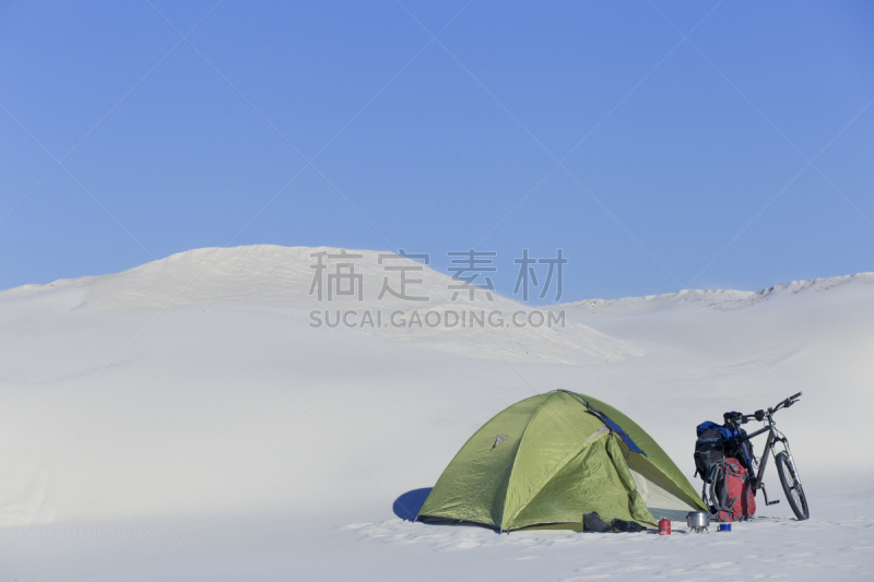 背包,沙漠,帐篷,美,太阳能电池板,水平画幅,沙子,美人,旅行者,户外