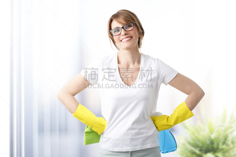 女人,喷雾瓶,抹布,女佣,清洗剂,水平画幅,注视镜头,仅成年人,专业人员,母亲