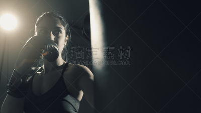 健身房,拳击,女人,水平画幅,拳击练习袋,决心,运动员,仅成年人,活力,身体活动