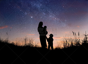 母亲,儿童,天空,学龄前,水平画幅,夜晚,父母,单身母亲,阴影,星星
