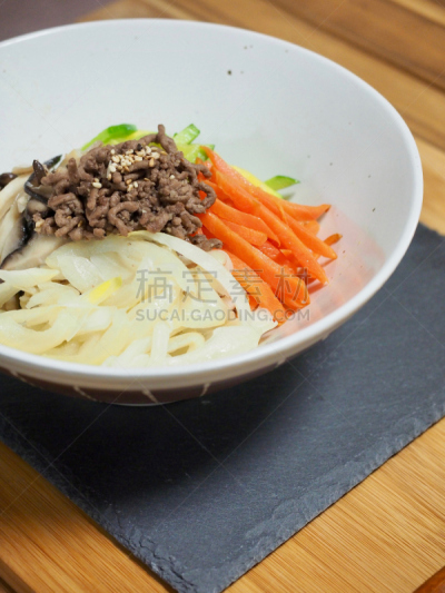 拌饭,韩国食物,牛肉,蔬菜,韩式烧牛肉,羚羊,韩语,蘑菇,胡萝卜,餐具