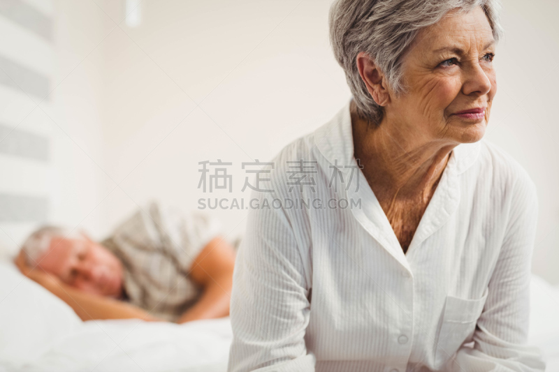 老年女人,床,不高兴的,水平画幅,古老的,家庭生活,早晨,白人,不看镜头,仅成年人