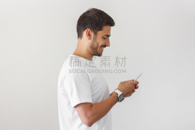 智慧,青年人,男人,手机,看,表,衣服,分离着色,灰色背景