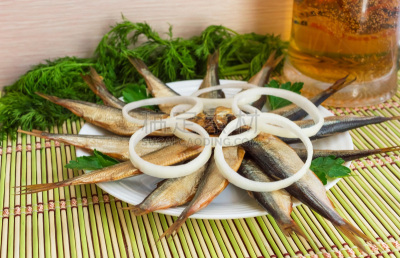 小的,啤酒瓶,鱼肉,烟熏食品,腌鱼,桌子,水平画幅,无人,开胃品,膳食