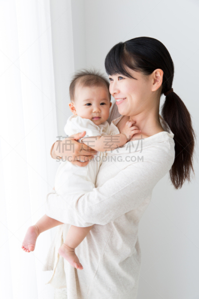 母亲,婴儿,起居室,注视镜头,婴儿期,垂直画幅,单身母亲,日本人,成年的,单亲家庭