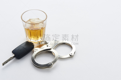 手铐,含酒精饮料,钥匙,玻璃杯,留白,碎冰,清醒测试,酒后驾驶,车钥匙,粗心的