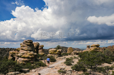 在上面,建筑业,云,正面视角,遮住脸,岩层,光亮,夏天,21世纪,火山岩
