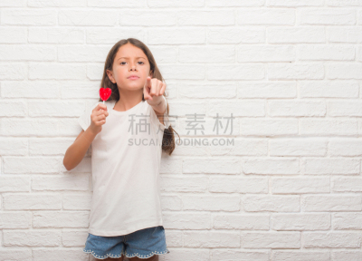 糖果,儿童,拉美人和西班牙裔人,白色,红色,信心,表现积极,砖墙,青年人,手指