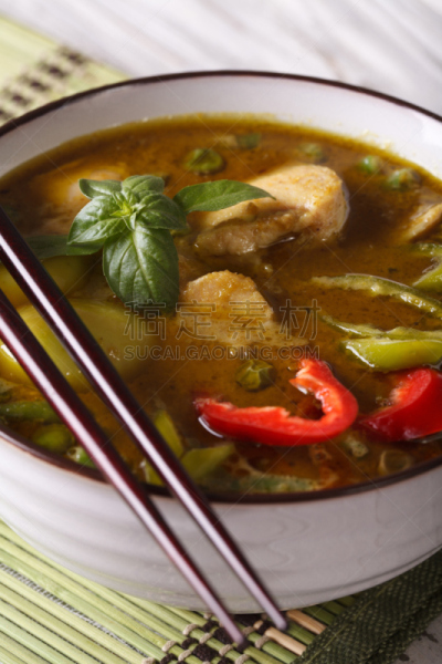 大特写,汤,鸡,筷子,绿咖喱,桌子,椰汁,垂直画幅,咖喱,椒类食物