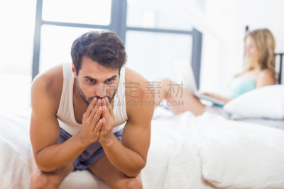 青年男人,床,滕赛德,休闲活动,水平画幅,家庭生活,早晨,白人,仅成年人,居住区