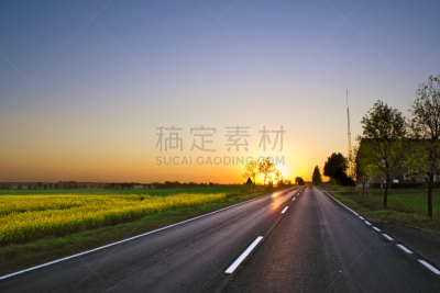 路,从在卡车上的角度拍摄,在摩托车上的角度拍摄,天空,留白,水平画幅,透过窗户往外看,易接近性,陆用车,交通