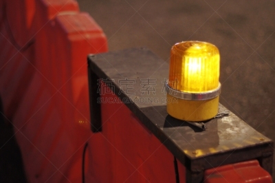 橙色,安全的,建筑业,路,照明设备,标志,转盘拨号电话,侧面视角,应急灯,挨着