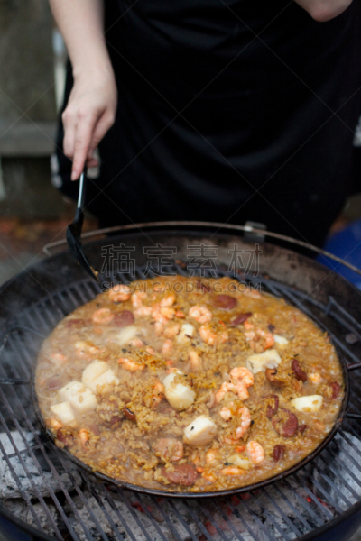 西班牙海鲜饭,煤,炊具,迷迭香米,煤球,西班牙香肠,扇贝,垂直画幅,饮食