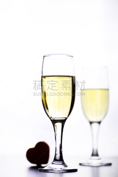 桌子,白葡萄酒,玻璃杯,白色背景,垂直画幅,葡萄酒,水,无人,鸡尾酒,含酒精饮料