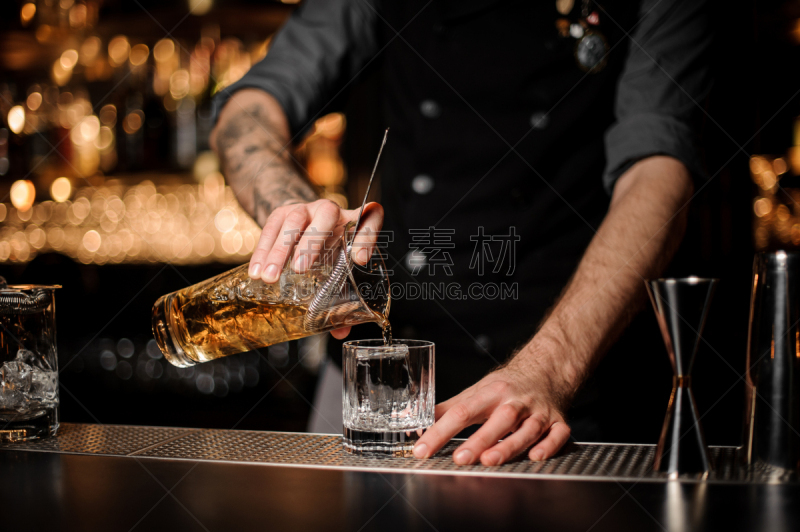 调酒师,鸡尾酒,威士忌,玻璃,成年的,手,男招待,人,男人